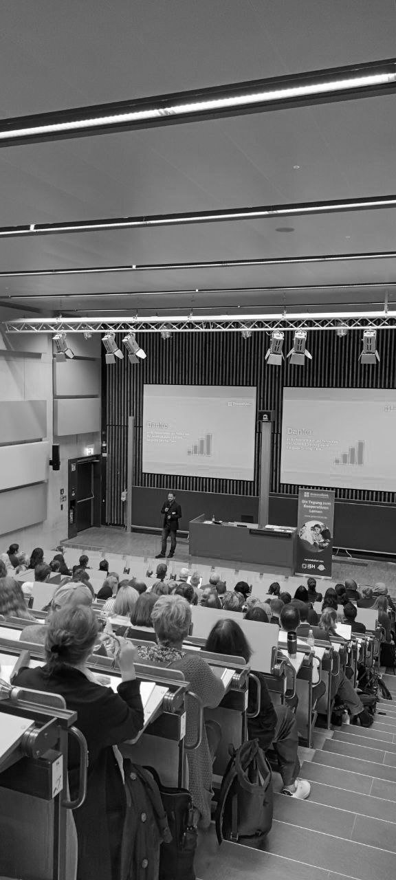 Dennis Sawatzki auf der Bühne im Hörsaal während der GreensKooL